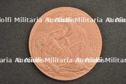 Médaille de table en Argile Croix Rouge par Vuitton. Ceramic Table Medal Red Cross by Vuitton — miniature 3