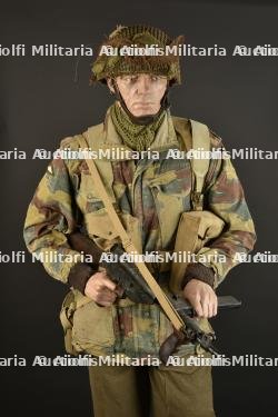Reproduction muséale d'un parachutiste britannique. — photo 1