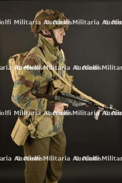 Reproduction muséale d'un parachutiste britannique. — miniature 10