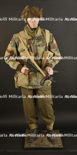Reproduction muséale d'un parachutiste britannique. — miniature 12