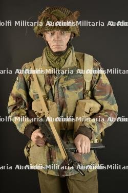 Reproduction muséale d'un parachutiste britannique. — miniature 13