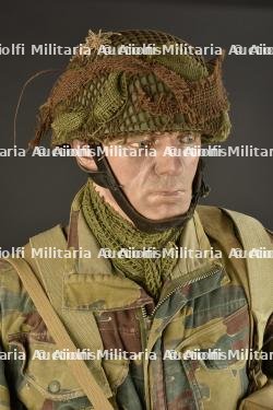 Reproduction muséale d'un parachutiste britannique. — miniature 17