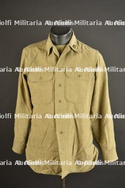 Chemise moutarde.