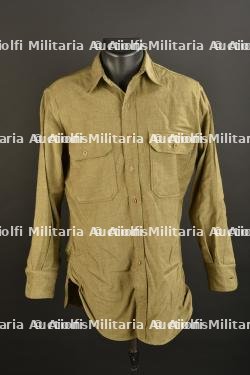 Chemise moutarde.