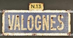 Reproduction d'un panneau directionnel Valognes.