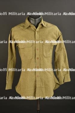 Chemise moutarde.
