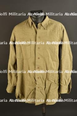 Chemise moutarde.