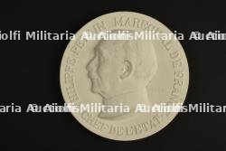 Médaillon en biscuit du Maréchal signé F.Cogné. Biscuit porcelain medallion of the Marshal signed F. Cogné