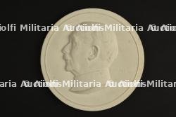Médaillon en biscuit du Maréchal signé F.Cogné. Biscuit porcelain medallion of the Marshal signed F. Cogné