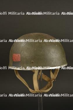 Casque de parachutiste à insigne.