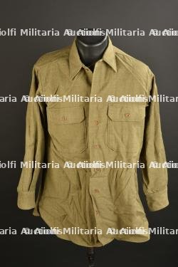 Chemise moutarde.