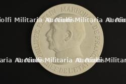 Médaillon en biscuit du Maréchal signé F.Cogné. Biscuit porcelain medallion of the Marshal signed F. Cogné