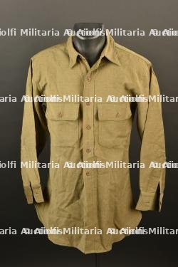 Chemise moutarde.