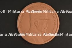 Médaillon en Argile du Maréchal par F.De Nune dédicacé. Clay medallion of the Marshal by F. De Nune, signed