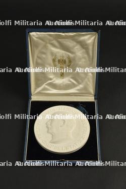 médaillon en Sèvres. Medallion from Sèvres