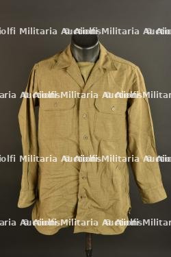 Chemise moutarde.