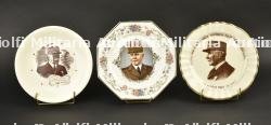 lot de 3 assiettes à l’effigie du maréchal. Set of 3 plates bearing the Marshal’s effigy