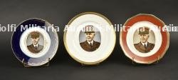 lot de 3 assiettes à l’effigie du maréchal. Set of 3 plates bearing the Marshal’s effigy