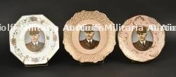 lot de 3 assiettes à l’effigie du maréchal. Set of 3 plates bearing the Marshal’s effigy