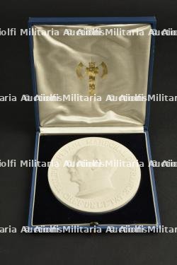 médaillon en Sèvres. Medallion from Sèvres