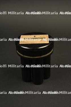 Boite pour cartouche de lance-fusée allemand.