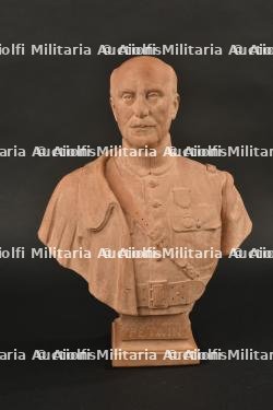Buste en terre cuite du Maréchal Pétain. Terracotta bust of Marshal Pétain.