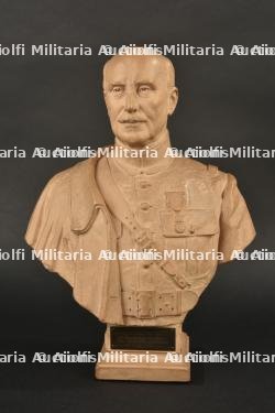 Buste en terre cuite du Maréchal Pétain. Terracotta bust of Marshal Pétain.