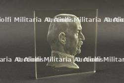 Pavé de Verre représentant le Maréchal. Glass block depicting the Marshal.