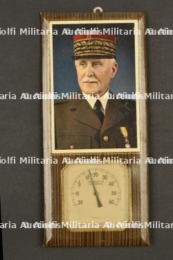 Une thermomètre à l'effigie du Maréchal. A thermometer bearing the Marshal’s likeness.