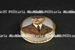 Une bonbonnière à l’effigie du maréchal. Candy dish bearing the likeness of the Marshal.