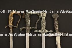 lot de coupes papiers en formes de sabres allemands. Lot of miniature sword letter openers. Konvolut Miniatur Säbel Briefoffner — photo 2