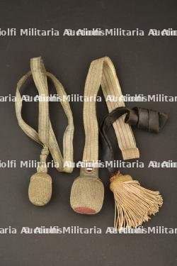 Lot de dragonnes et Faustriemen. Lot of german and austrian sword knots. Konvolut Troddeln und Faustriemen — miniature 1