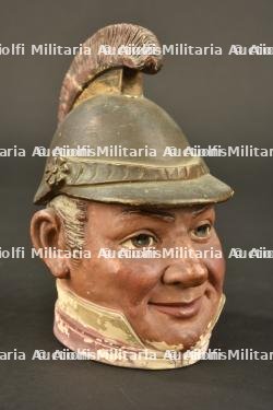 Pot couvert figurant un officier