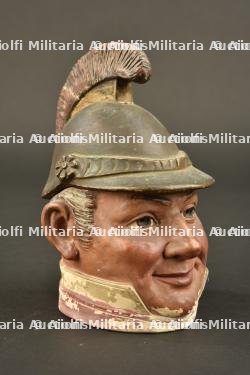 Pot couvert figurant un officier — photo 6