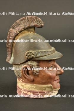 Pot couvert figurant un officier — photo 7