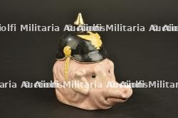 Pot à moutarde satyrique figurant une tête de cochon à casque à pointe