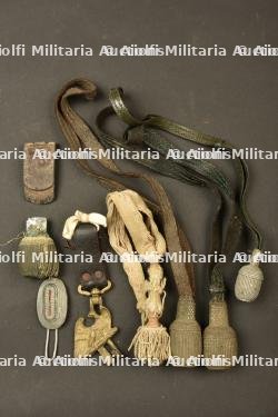 Lot de dragonnes, porte tambour et divers