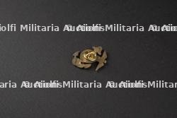 Ensemble d'insignes divers — photo 21