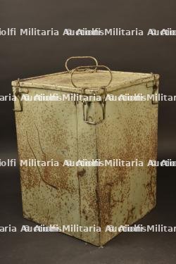 Container de stockage pour parachute allemand.
