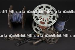 Ensemble d'outils et de dérouleurs de câble.