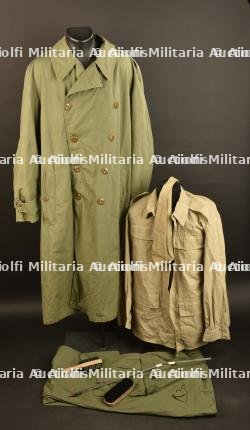 Ensemble d'uniformes et accessoires militaire.