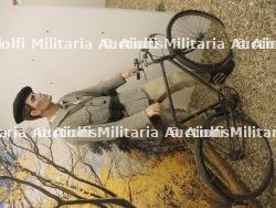 Mannequin résistant et vélo.