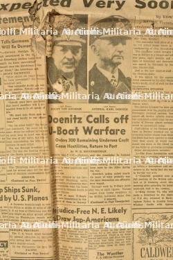 Journal Boston Traveler titrant la fin de la guerre en Europe. Boston Traveler newspaper with the end of the war in Europe — photo 6