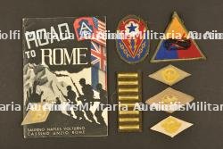 Livret de la 5ème armée US et divers insignes. US 5th Army booklet and various badges — miniature 1