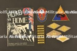 Livret de la 5ème armée US et divers insignes. US 5th Army booklet and various badges — miniature 4