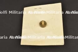 Insigne de casquette troupe sur son carton d'origine. Troop cap badge on its original box — photo 2