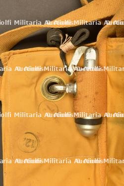 Gilet de sauvetage B-3. B-3 life jacket. — miniature 3