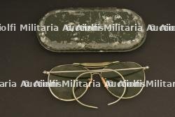 Lunettes de soleil en boite. Sunglasses in box.