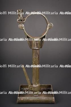 Pied pour lance roquette Piat. Base support for PIAT launcher.