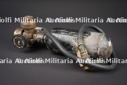 Bouteille d'oxygène portative de la RAF. Portable RAF oxygen bottle.